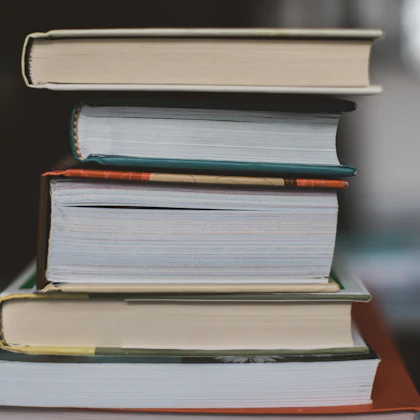 Pila de libros de tapa dura vistos de canto
