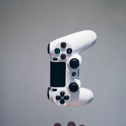 Mando de consola blanco sobre un fondo gris