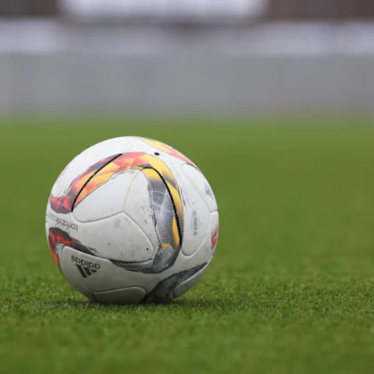 Balón de fútbol sobre el césped