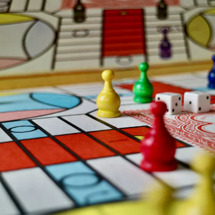 Tablero de un juego de mesa con fichas de colores y dados