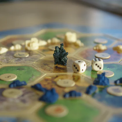 Tablero de un juego de mesa con fichas y dados